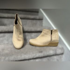SOREL Evie II Chelsea Waterproof Suede Wedge Ankle Booties Beige Women’s Size 12